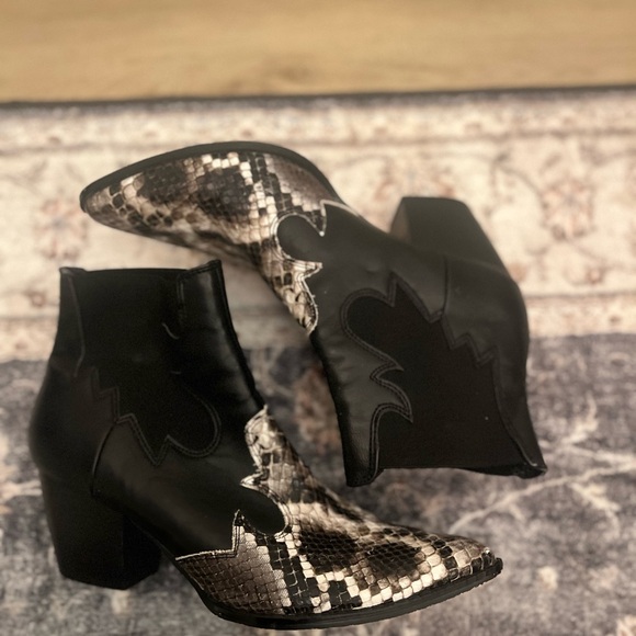 Coconuts by Matisse Black and Brown Ankle Boots - Picture 6 of 7